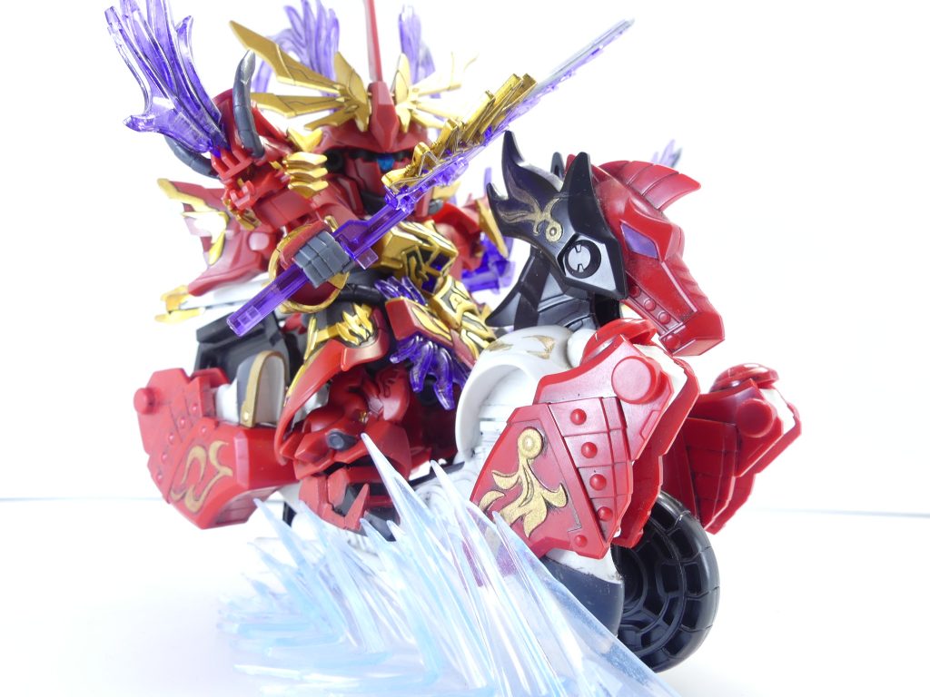 旧バイクに乗る新呂布。