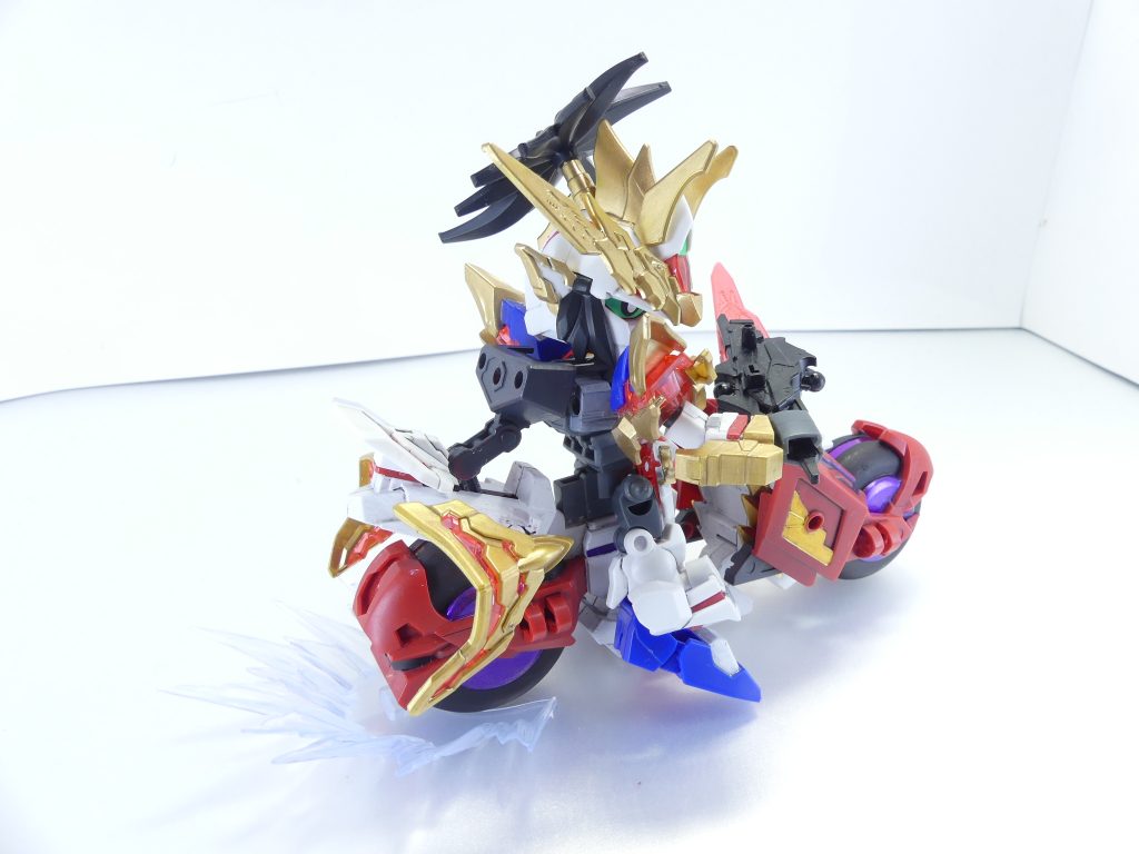 トリニティバイクは創傑伝世界の乗り物でバイクです。赤兎馬は専用パーツで後輪が隠れるためシールもそれ相応しか有りません。自分で塗装しましょう。前輪はパーツの組み替えで位置を変更可能。武将を乗せる場合リアアーマーは取り外し、ジョイントで各部に配置。武将のリアアーマー取り付け軸にセットするか、背中のジョイントに装着します。メモリは別売りのものを1枚装備可能(呂布には付属)。付属パーツを使うことで各武将のサイドアーマーを装備してカスタマイズ可能。前輪・後輪のスリットは武器用の四角軸であり、一部の武器を挿しておけます。勿論各部3ミリ穴は自由に使いましょう。