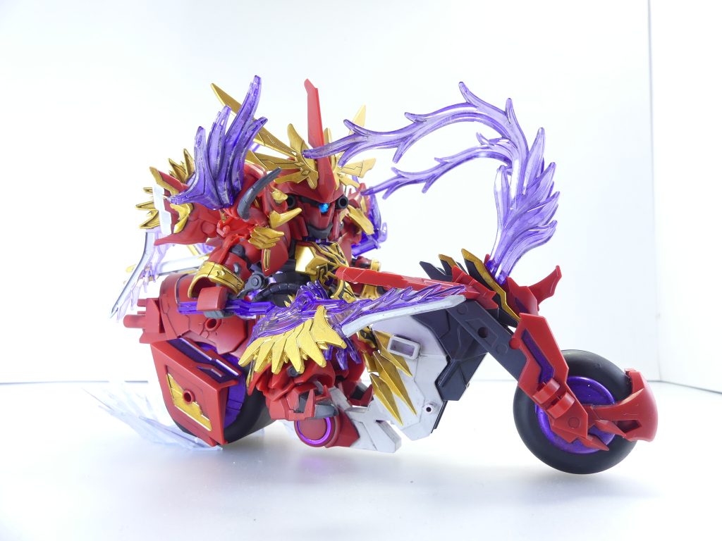 赤兎馬にはさらに呂布頭部の飾りを装備可能。身体ごと向けたい場合は腰のみで支えましょう。