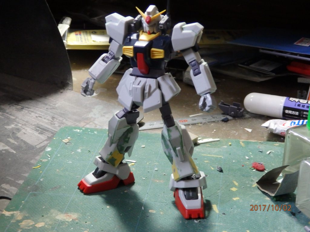 途中写真。
前腕を接着面で1ミリ幅増し、脛のラインを末広がりにした以外はほとんど弄ってません。