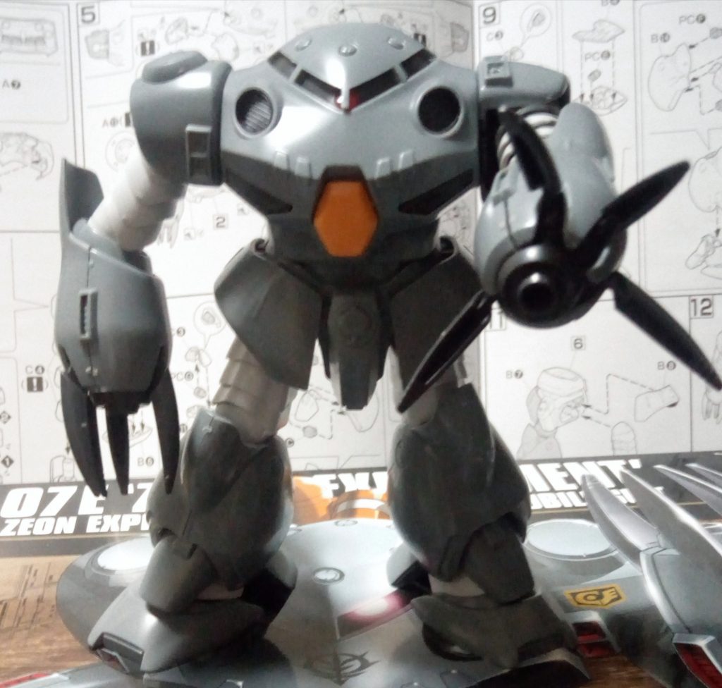 素組みズゴックＥもいいですが
コクピットがよく目立ちますね
なので改造しました