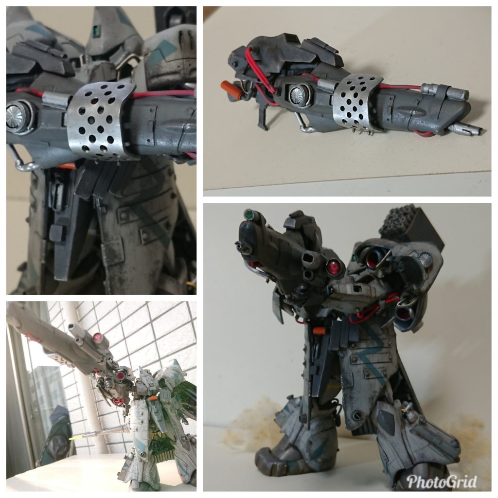 大型ビームライフル
専用の大型メガ粒子砲。ゲルググのビームライフルのデバイスを流用して製作されており、大型のメガ粒子コンデンサーと粒子圧縮加速装置、強制冷却装置を詰め込んだ重量のある主力火器。アクシズ製であり、開発主導部からの「高火力・高精度・長射程」という無理難題を実現しようとしたため、実現はしたが取り回しの劣悪なものとなった。通常これほどの火器は機動力のあるMSに充分に追従して照準を合わせることは不可能とされ実戦では使い物にならないと言われていたが、本機体の高い駆動出力や堅牢な基礎フレームを持ってすれば片腕での取り回しが可能であり、サイコミュによる反応速度を持ってすれば十分実戦に耐えうるものとなった。