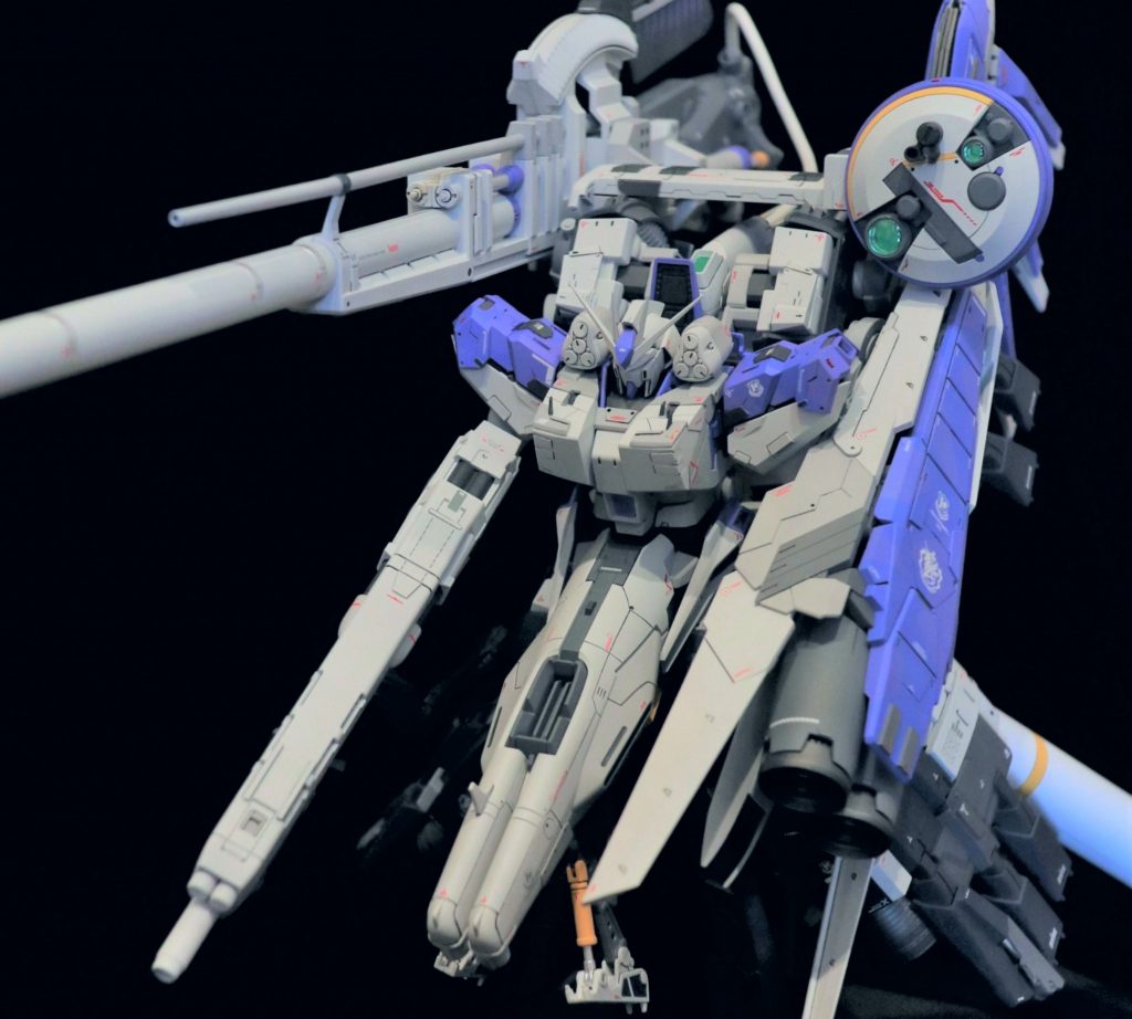 今回は、塗装にも普段以上に拘りました。
青部分は、コバルトブルー、ウルトラマリンブルー、蛍光ピンクなどで調色し、それを濃淡の二色に分けスプリッター迷彩にしています。白部分は、あえてトーンを落とし、ニュートラルグレー1をベースに、各部に濃淡をつけた類似色で塗り分けています。その他にも、各所の筋彫り部ごとに塗り分けを行い、情報量を増やしています。