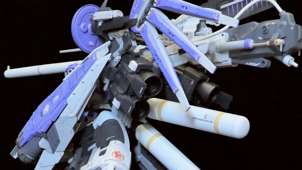 各部のディテールは、Hi-ν、ディープストライカーともに比較的プレーンなため、同MG ver.Kaのνガンダムを参考に筋彫り、プラ板やジャンクパーツの張り付けで大幅に情報量を追加しています。また、アーガマ砲のチューブも、キット付属のものから、ハイキューのものに置き換えています。