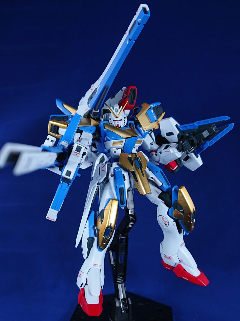 いくつかポーズ。
劇中同様の変形合体機構をもってはいるのですが、キット自体があまり大きなアクションをとることが出来ないので、出来る限りのポーズはとらせたつもりです。