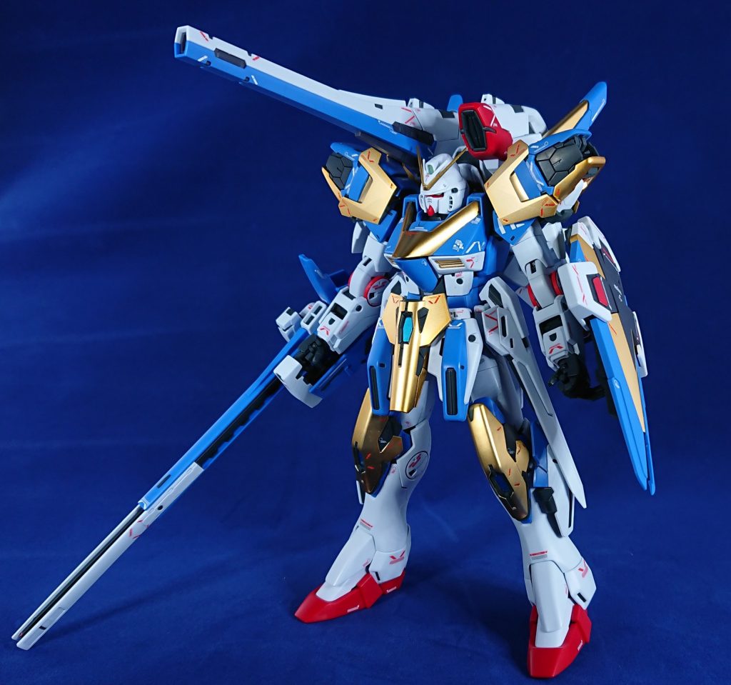 全身像。一旦組み上げた後、目立つゲート跡をガンダムマーカーリアルタッチマーカーでリタッチし、スミ入れを行いました。その後、キット付属のデカールを貼り、トップコートを行っています。ちなみに金色のパーツのみ光沢、それ以外は艶消しで行いました。
さすがMG、デカール貼りを終えるのにかなり苦労しました(T_T)