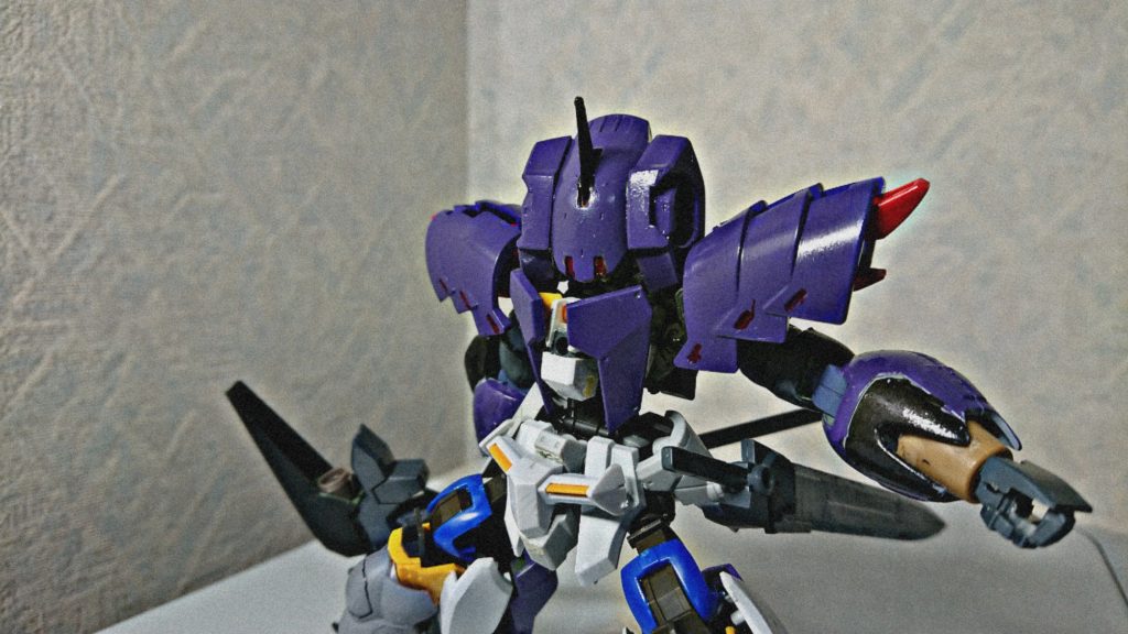 通常形態ではヘルムを被っており、ダインスレイヴ一発程度なら防げます。全身の装甲は数発当たっても貫通しない。