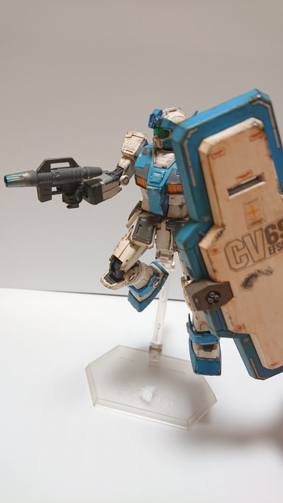 盾が重くて浮かせてのディスプレイはほぼ無理です