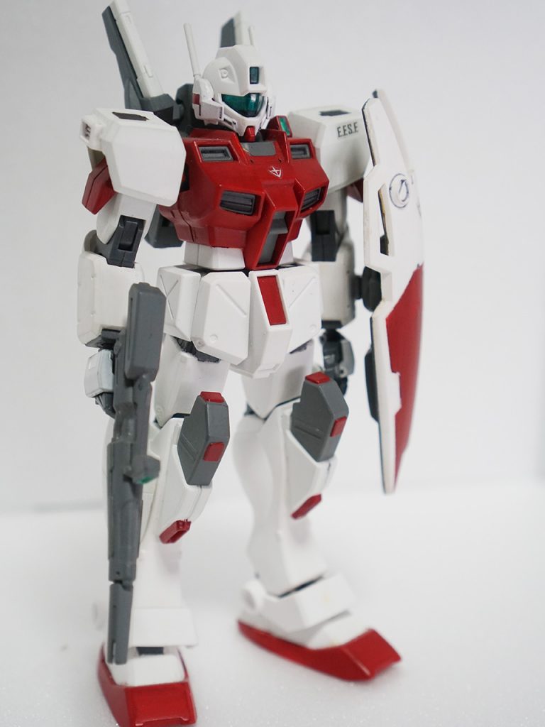 特に考えもせずにパーツをつけていったらやけに収まりのいいバランスに仕上がってしまいました。
頭部にアンテナユニット、肩から肘、膝周りにジムIIIのパーツを移植してあります。