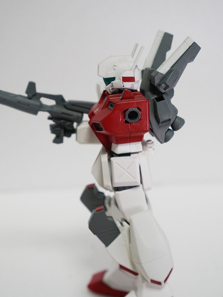 途中の写真はなかったので仕上がった画像から
肩はジムIIIのものが移植できるよう胴側にポリキャップを埋めました。
面倒な加工はここぐらいです。