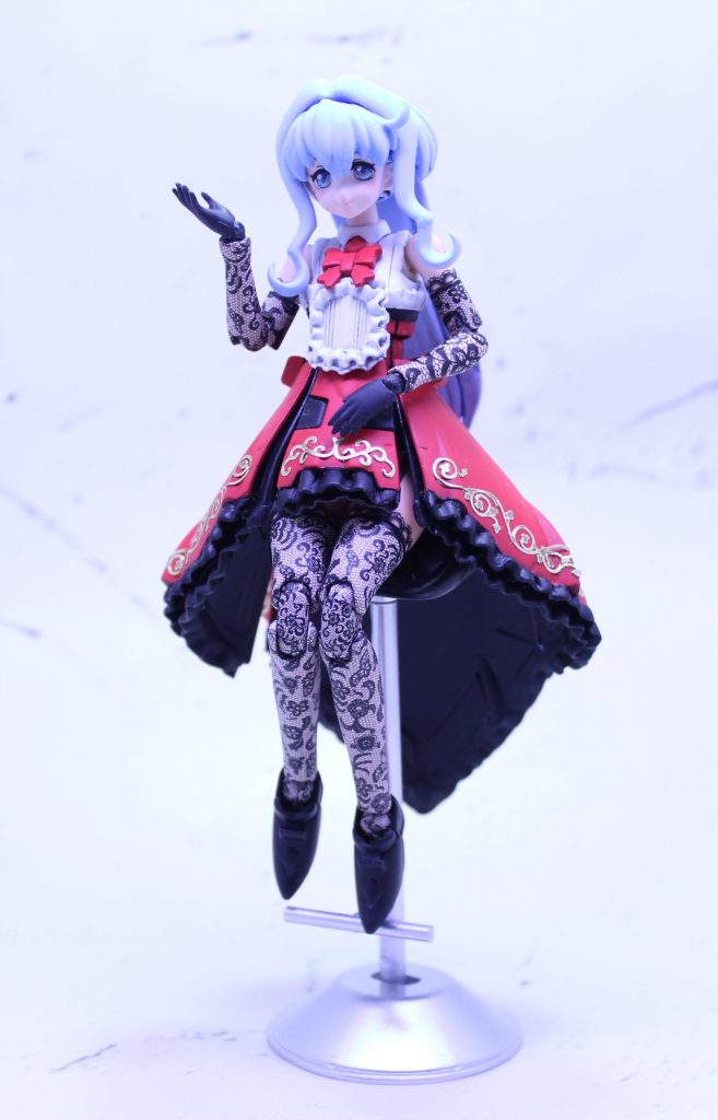 座らせて案内嬢っぽいポーズ