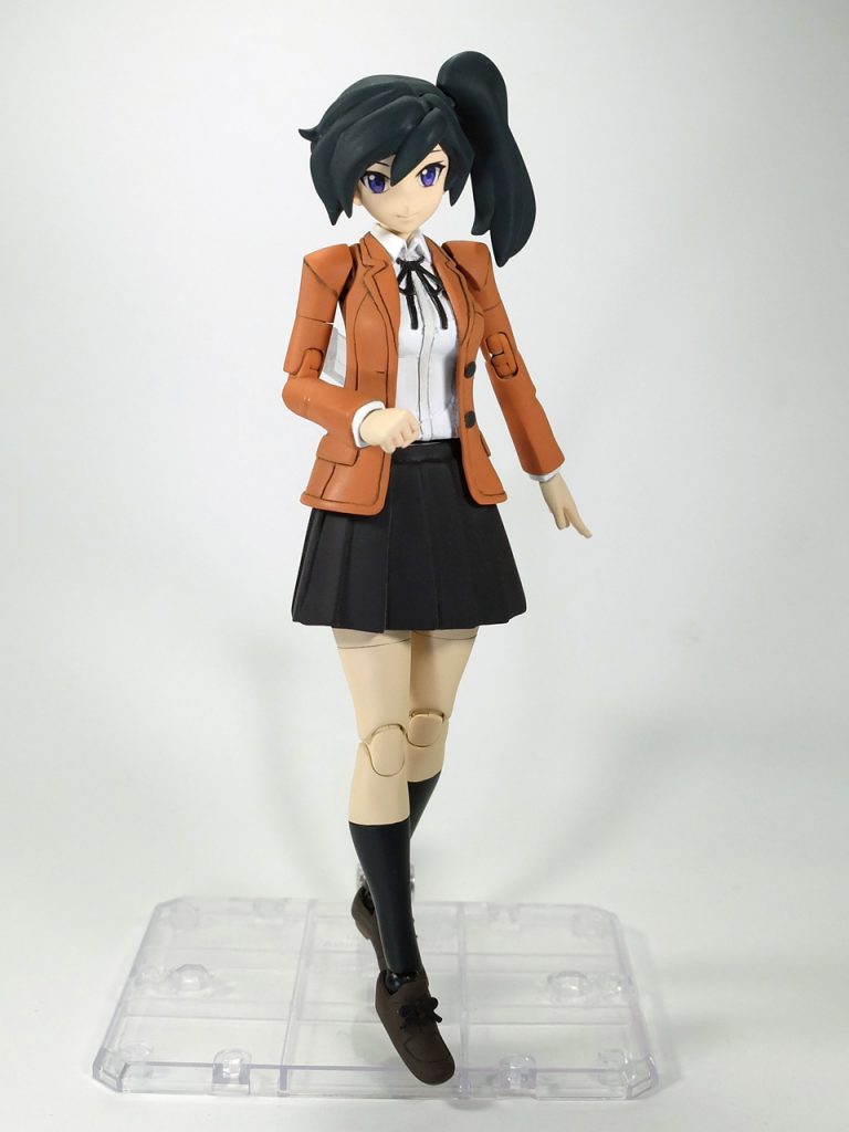 スカートは特に軟質素材というわけではないので、可動範囲はそれほどでもないです(^_^;)