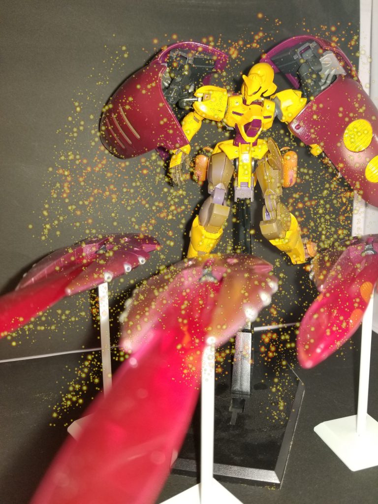 これは試しに加工してみたファンネル発射ポーズです。手に入れば、HGUCキュベレイのファンネル発射エフェクトも使って撮影したかったです。