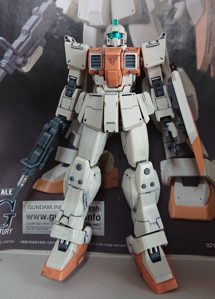 ②スミ入れと部分塗装
メラミンスポンジで軽く擦りテカリを取ってから
頭の凸センサーの中、メインカメラ、胸のダクトの周り、マシンガン、足首のサス等を
ガンダムマーカーで塗り、黒の流し込みタイプスミ入れペンでスミ入れ
*おやつタイムで中断