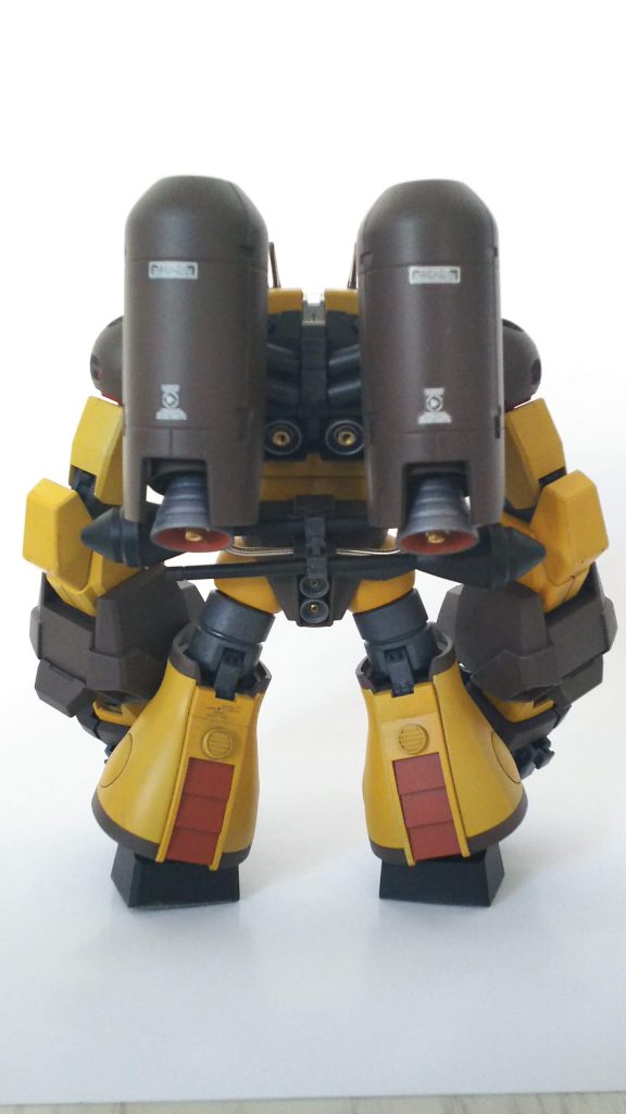 背面はこんな感じ。ちょいちょいメタルパーツでかっこつけてます。