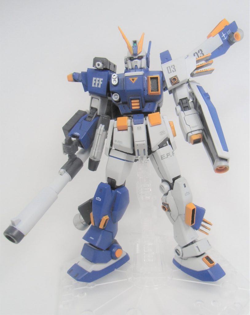 EXAMシステムの問題点について調べたところ

①機体にかかる負荷が大きく、オーバーヒートを起こす→BD3では通常の50％しか出せていない
②暴走すると僚機に危害を加える危険性がある→単機での出撃

上記が問題点として挙げられていました。

そのため、
「左側をEXAMシステムによる防御担当」
「右側をパイロットによる攻撃担当」
に役割を分割（DIVIDE）して、より安全にEXAMシステムを利用できる機体を目指しました。