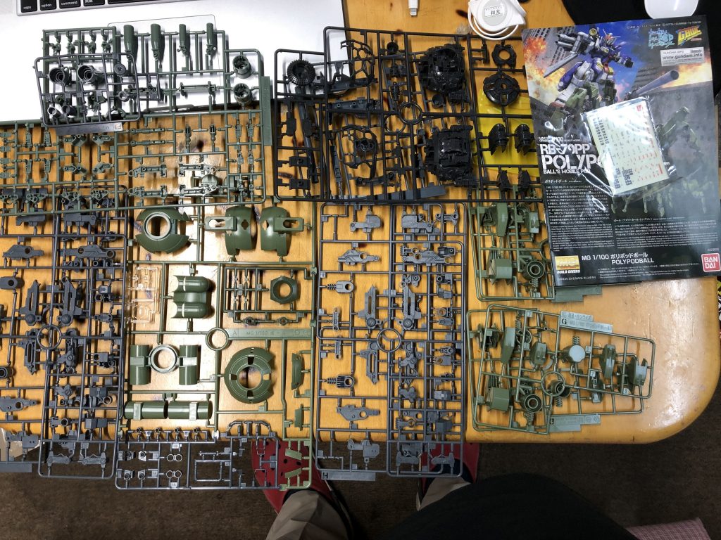 ランナー13枚　赤いコード　シリンダピン2本　デカール付属