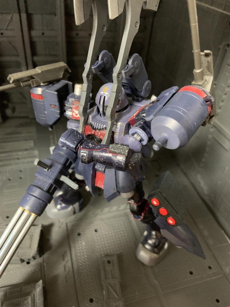 背部に取り付けたジャイアントトマホークは可動式で、取り出しやすくしています。