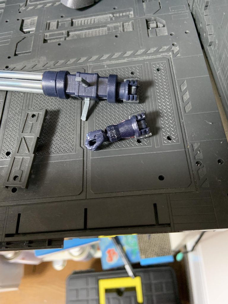 右腕は取り替えによってガトリング砲の装備、非装備を選択可能。