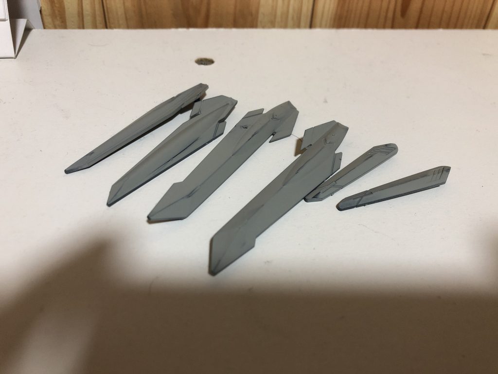 ここからはメイキングです。
右肩:ホロウドラグーン
ディフェンスクロークのバインダーが分離、基本的にはシールドビットのように、自身の防御に専念させている。