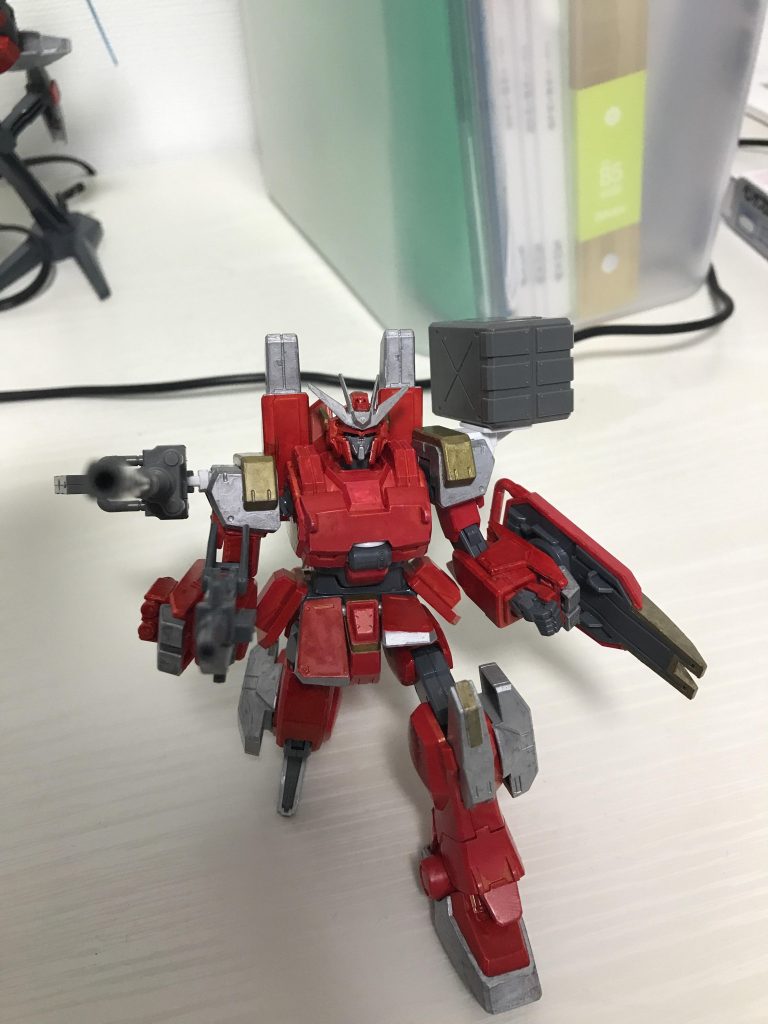 武装その1「100ミリマシンガン」
取り回しがしやすく、牽制に最適なマシンガン
敵のミサイルを撃ち落とす時などにも使われる
武装その2「180ミリキャノン」
破壊力と貫通力の高い大型キャノン砲。
普段は後ろに向けてあるが、回転させて使用する
その為角度を変えて上空からの攻撃にも対応可能
武装その3「ミサイルランチャー」
6発のミサイルを一度に撃てる大型ランチャー
敵に当てるのではなく目前で爆破する作薬弾頭に
切り替えており、怯んだ隙に接近戦に持ち込む