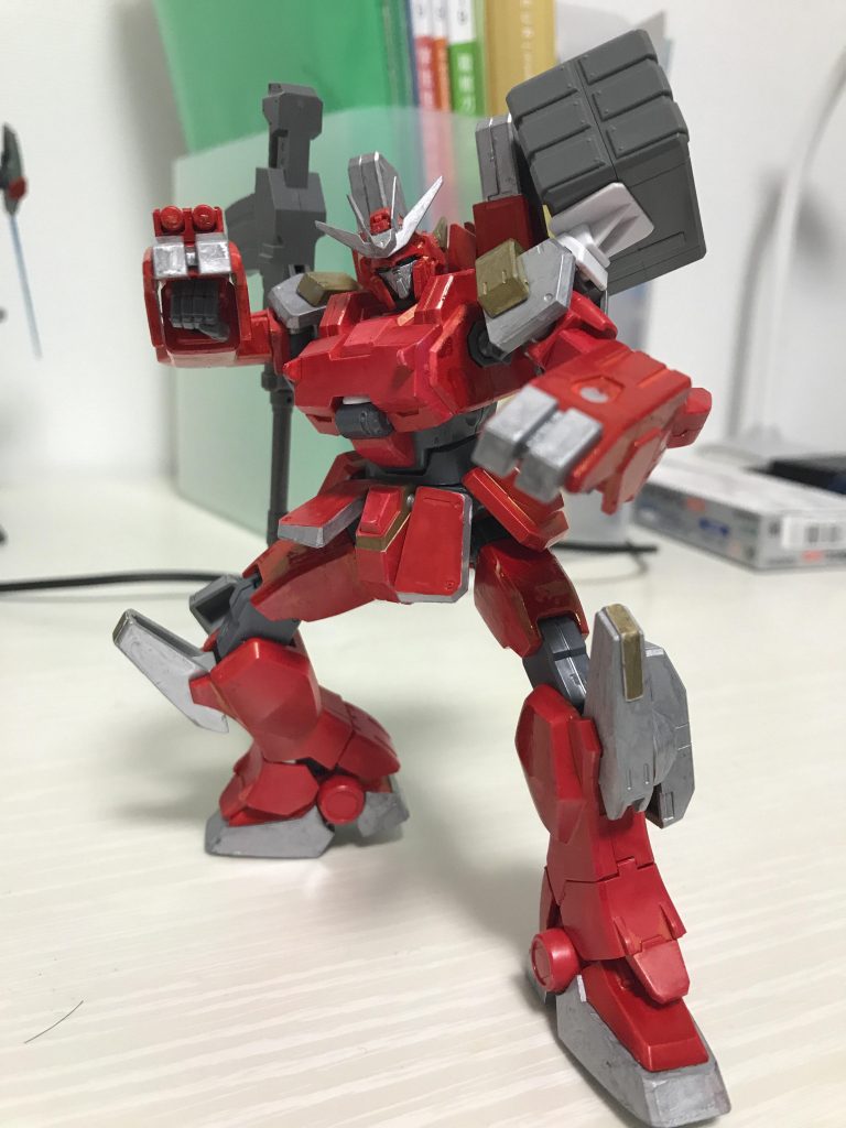 武装その4「アスナックル」
インファイトを想定して装備された電磁ナックル
殴った相手をショートさせ、機能不全に追い込む
出力を拳に集めた「鉄拳マグマフィニッシュ」は
敵機体の装甲を打ち砕くこともできる必殺技だ!
武装名はコウのガールフレンドが勝手に登録した
名前変えたら殴られそうだったので以後そのまま