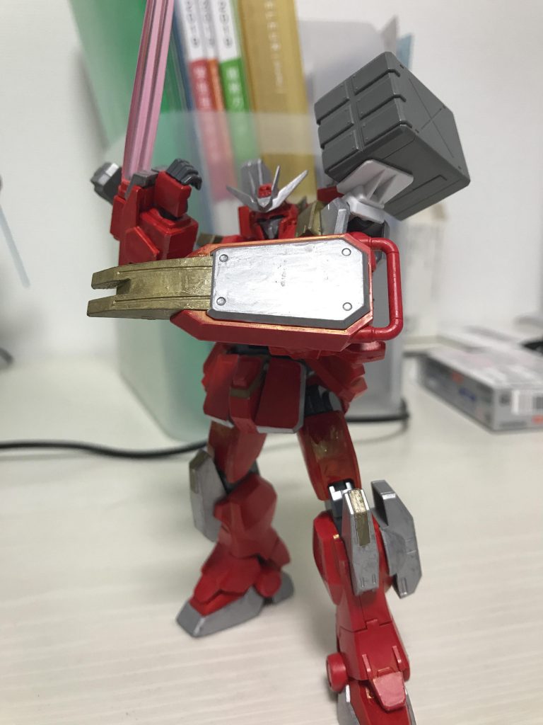 武装その5「ナイトサーベル」
ナックルの上から装備できるビームサーベル
2本同時に発生させることで切断力を上げている
武装その6「ナイトシールド」
同じくナックルの上から装備できるシールド
接近戦に持ち込むまで敵の攻撃を防ぐ役割を担う
どちらもEZ-8の装備を流用したものとなっている