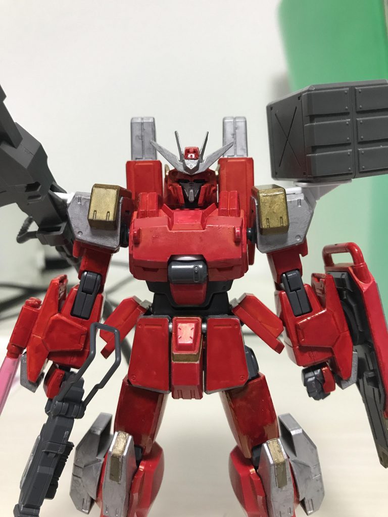 バストアップ。頭部についてはかなり悩んだ結果
シャイニングブレイクの余り頭部にX魔王で余る
ノーマル版のガンダムXのアンテナを移植した。
コレは本来余っていたクリアパーツのアンテナを
以前作ったダブルオーダッシュに使った為である
他の各部はEZ-SRのものを転用する筈だったが、
5年も前に組んだキットの為関節がクタクタで、
仕方なく塗装のしやすさも兼ねて流用できる
パーツは新しく買ったガンダムEZ-8と交換した。
名前のケボーン…じゃなくてリボーンはその為。
胴体基部とバックパック、ナックル以外の赤色は
すべてEZ-8のパーツを塗装したと思って構わない