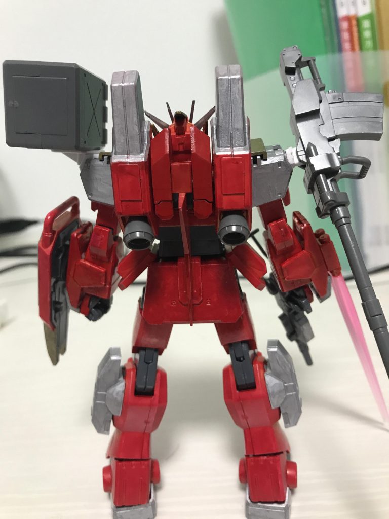 バックパックはご覧の通り。ノーザンポッドの
スタビライザーにEZ-SRのブースターを装備した
コレはEZ-SRのバックパックの軸が折れてたのと
元ネタの恐竜の尻尾を何とか再現したかった為…
ここまで見た人は解ると思うが今回のモチーフは
「騎士竜戦隊リュウソウジャー」より1号ロボの
「キシリュウオー」である。ただし武装の一部に
スリーナイツやディメボルケーノの要素も加えた