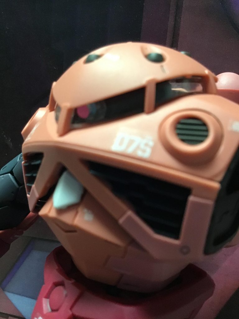 見えにくいですがモノアイのベースにブルーメタリックを塗り表面をピンクにしました。