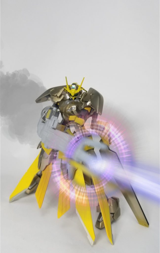 エキゾーストランチャー
通常射撃時に発生する熱を蓄積させる機構を有しており、それが充たされると撃てる最終兵器。高濃度に圧縮されたそれはビームや実弾とは違う性質を持っているため余程のことがない限り防ぐことは不可能。ただし一度放ったら止めることが出来ず無くなるまで撃ち続ける…