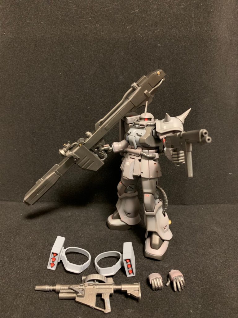 バズーカはドムプロトタイプのキットから使用。　武器は黒鉄色に塗装してます。外装はニュートラルグレーにしています。