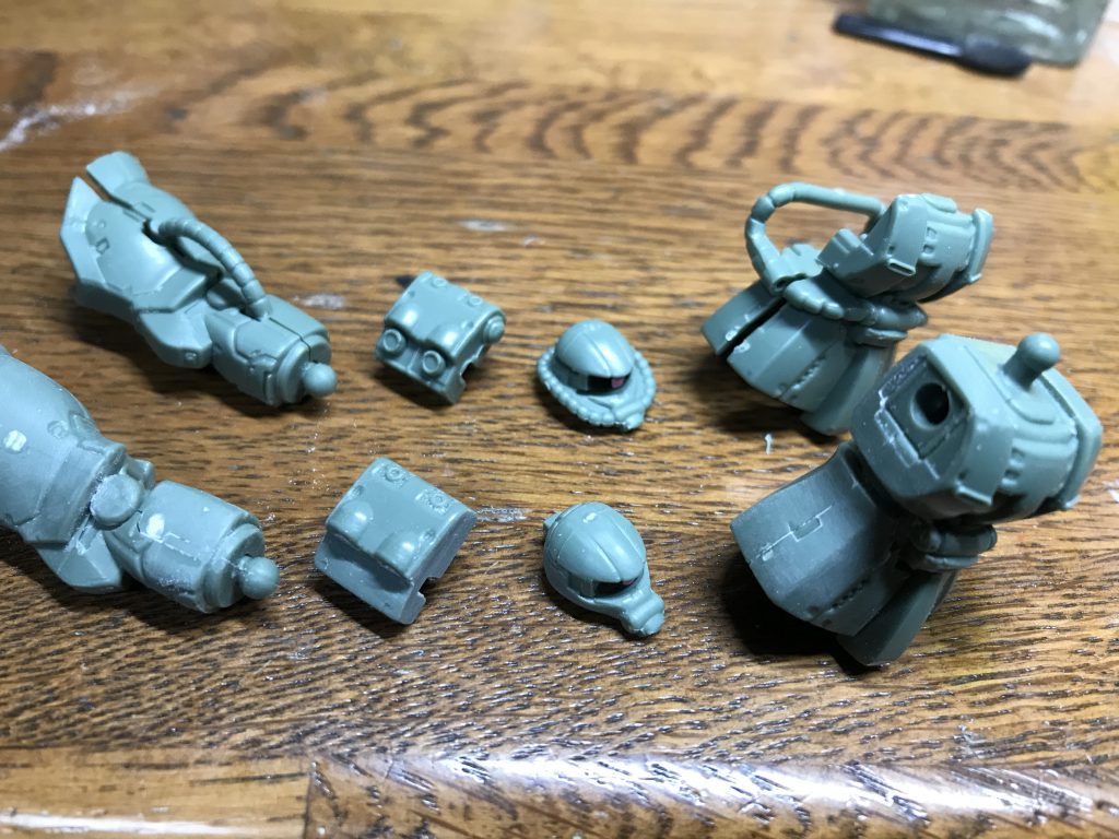 ディテールが素晴らしいのに、動力パイプとボディが一体化してるのだけは 残念だったので、削り取りました  (^-^)