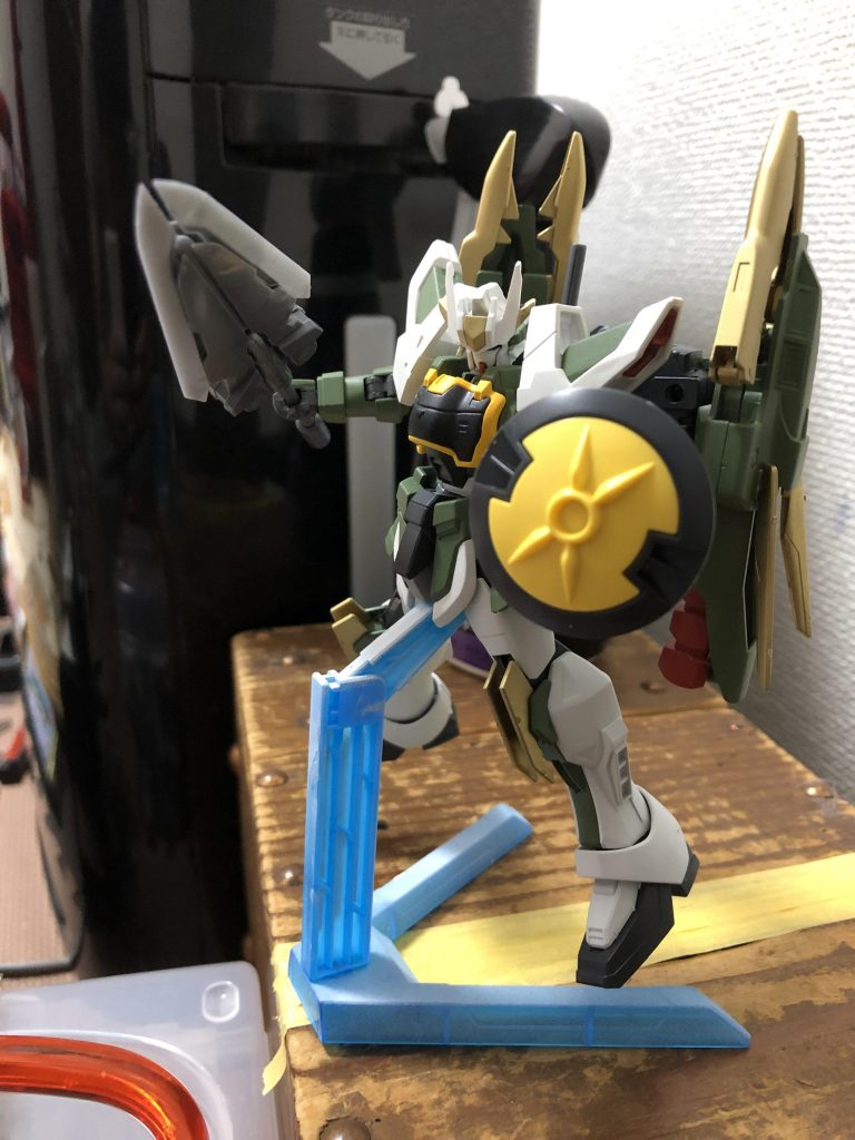 手持ち武器は大型実体剣とショートランス状のビームサーベル