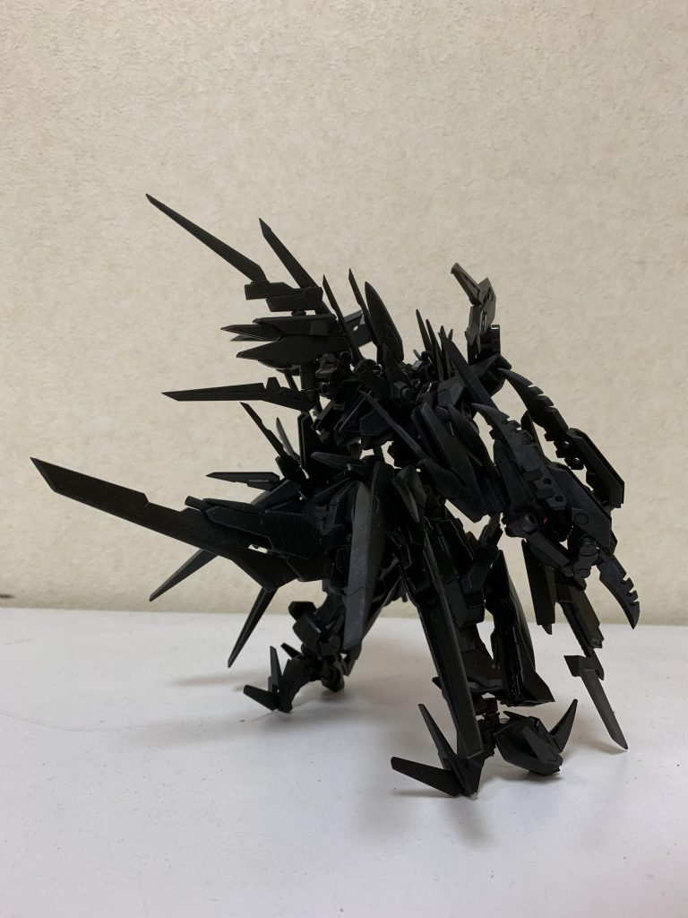 ・VN-666 ガンダムベスティア
生贄人 天音死穢(あまねしあ)
 
全長 21.0m
 
本体重量 43.0t
動力 天音死穢の呪血
 
武装
・専用アサルトライフル
・専用マチェットライフル
・コンバットナイフ
・肩部2連装サブマシンガン
・大型ワイヤーブレード
・虐殺兵装『絶殺ノ死爪』
・世界観設定
第三次世界大戦が起き、ある日に月が粉々に破壊され、謎のウイルス『ディザスターウイルス』が発生し、その影響によりあらゆる生物が変貌、凶暴化し、人類を襲い、地球の環境を破壊し尽くす。
戦争中だった人類一致団結をして、『ディザスター』と呼ばれる化物と戦うが、圧倒的な物量により人類は敗北をし続けることになった。
滅亡の危機に陥った一部の人類は宇宙にスペースコロニーを建造し、なんとか滅びから免れた。
そして、人類から地球奪還派と地球脱出派と地球に残され、スペースコロニーに住んでる人類に恨みを持つ者達のコロニー殲滅派に別れ、奪還派と脱出派とコロニー殲滅派、そしてディザスターによる4つの勢力による『混沌戦争』が起きた。
・ガンダムについて
混沌戦争中に宇宙や地球にある月の破片から謎の人型兵器『ガンダム』と呼ばれるモビルスーツに似た兵器が発掘された。
ガンダムは専属のパイロットであり動力炉でもある『生贄人(いけにえびと)』と呼ばれる人間の臓器を自身の住処(住処となってるところに模様ができる)とし、ガンダムは普段その中に潜伏し、『呪血(じゅけつ)』と呼ばれるガンダムに欠かせない力の源を常に生成することが出来る。
呪血とは、ガンダムに必要な力の源であり、また それを生成することができる生贄人は呪血による自己再生能力や病を瞬時に治すことが可能である。
また、推進力に転用することができ、大気圏内でも飛ぶことができる。
装甲などの材質は不明だが瞬時に自己修復が可能になってる。
コクピットには操縦桿などがなく、鎖で身体を縛り、ガンダムの住処となった臓器に専用の鎖で刺し、呪血の供給を行い、身体に縛った鎖から棘が出て、その棘に全ての神経や脊髄などに接続、ガンダムと一体化することにより生身と同じように操縦することができる。
そして、ガンダムの専用装備である『虐殺兵装』はビーム兵器を使えるほか、通常形態である『封印ノ刻』、真の力を解放した『虐殺ノ刻』の2つの形態が存在し、その力は大災害を引き起こすと言われてる。
ガンダムは強力な存在であるが、欠点と大きな代償がある。
欠点はガンダムは呪血で動いてるため、長時間または過剰に使うと呪血の生成が間に合わず、機能不全に陥ってしまう。
また専属の生贄人以外の人間は搭乗することができない。
代償は、決して自身が望んだ結末には辿り着けず、残酷な結末に辿り着くという大きな代償が待っている。
・機体解説
漆黒の獣と思わせる刺々しい外見をもつ天音死穢が駆るガンダム。
単機による高機動近接戦特化に調整されており、その機動力は光を凌駕し、ブラックホールすら自力で抜け出せる程の速さをもち、予測不可能な攻撃で敵を狩り尽くす。
ガンダムベスティアは他のガンダムと比べて多くの謎を持っているというらしいが…