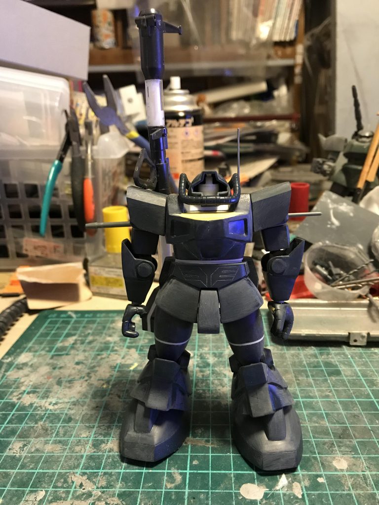 胴体が逆ハの字だったのでハの字に幅詰めしてついでに頭部と腰を動かせるようにしました。
手首と太ももをボールジョイント化、膝は後ハメ、足首は二重関節に変更してます。