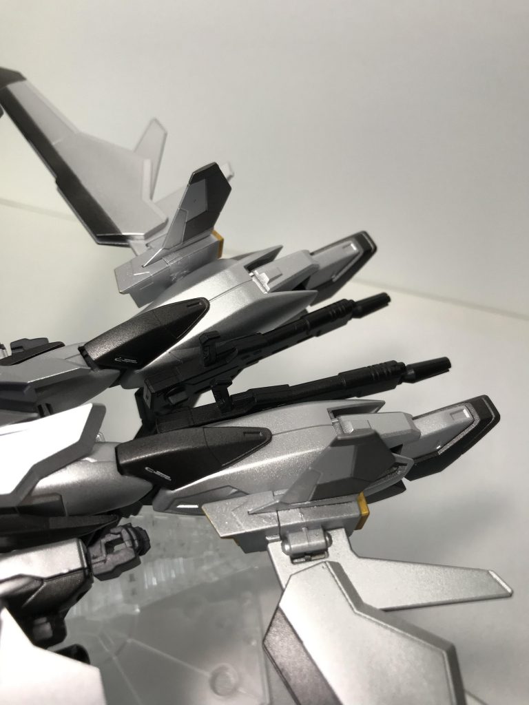 今回は初めてパーツの装着にネオジム磁石を使用してみました。ライフルの内側に磁石を貼り付けているので、見た目は変わらずパチっとくっついています。