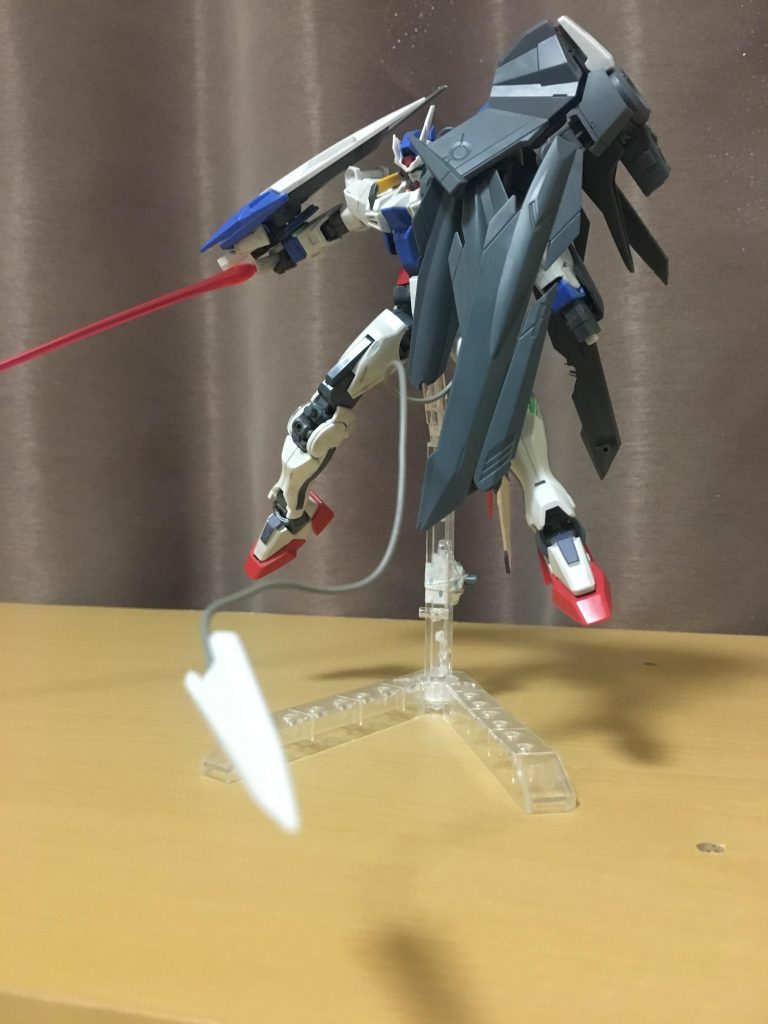 また、ノーネイムライフルにはアンカーを装備しています。エクシアリペアからも連想できる、変則的な戦闘をさらに盛り上げています。