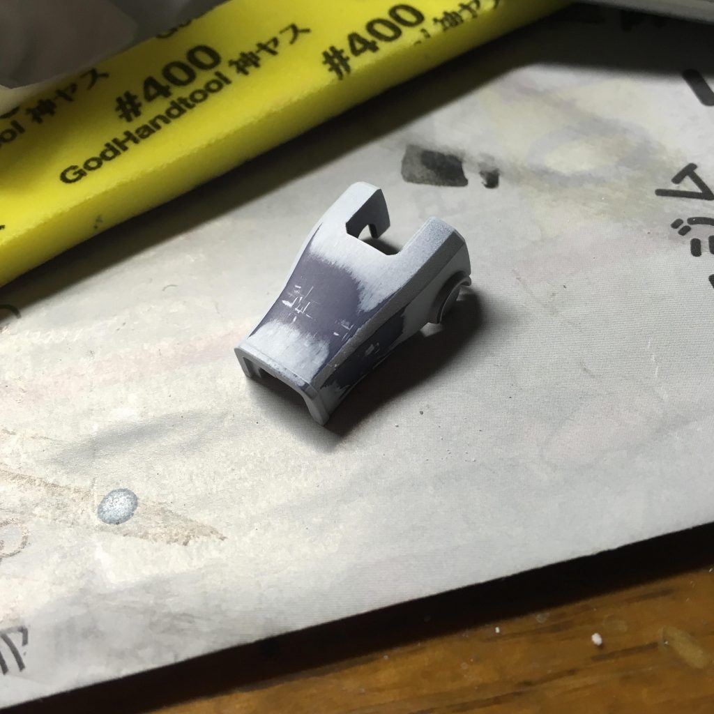 ユニコーンver.だったのでサフ吹きつつ袖を消しました(°▽°)
ただ手首側は残しました。
あってもそんな違和感無いし...(ホントはメンソクサカッタ)