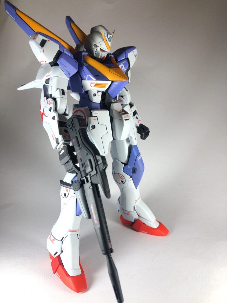素の V2ガンダムです(*^^*)
首や足首を延長し、プロポーションの変更を行ってます(・∀・)ノ