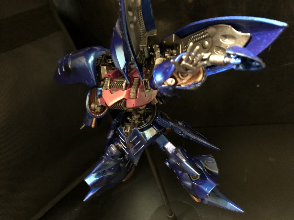 ハマーン様「どうだ?室長。新たなキュベレイの開発は?」
oyz「これはハマーン様、この様な所へ....!ようこそおいでなさいました!」
ハマーン様「ふっ、堅苦しい挨拶は抜きにして貰おうか、室長。ほう...コレが....。新しいキュベレイ か...!」
oyz「はっ!こちらが、エルピー・プル専用機として新たに開発した、キュベレイ mk-ⅱ スカラファッジオにございます。」
ハマーン様「私のキュベレイとは随分と違う様だな。では説明を続けるがよい。」
oyz「はっ!」