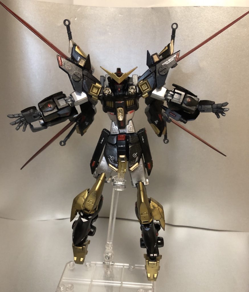 ## 前面
寄せ集めの機体故に脚が長く、いささか異形化している。
これは足を構成するジャンクが少なく、色々なパーツを貼り付けた結果である。
胸部にはガトリングガンが2門ついている。
また両肩と腹部にはカリドゥスが搭載されているため、火力は高い。