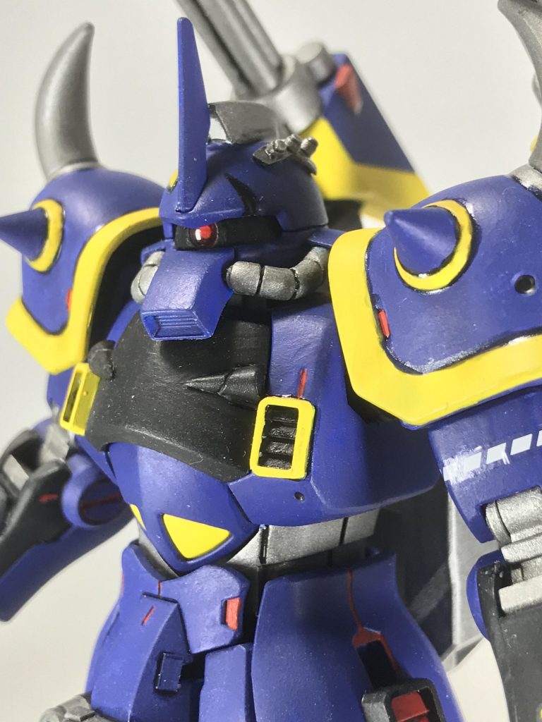 顔には傷もある