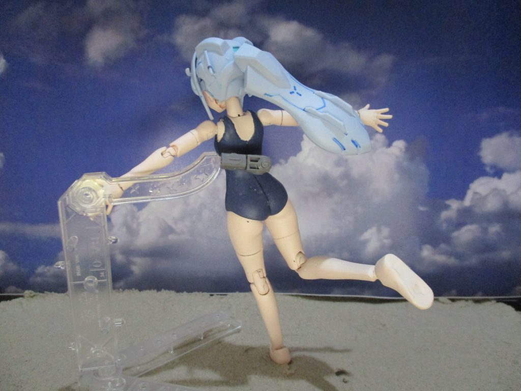 背中にスタンド用の穴をあけました、スタンドとの間のグレーのパーツは高さ調整用