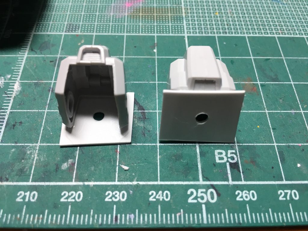 　肩アーマーは定番の独立化。側面に0.75mmプラ板を貼っています。