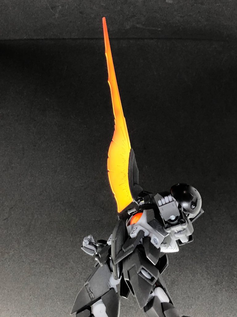 トランザム時、頭部のビームアックスに粒子を集中させることでライザーソードのようにビーム刃を形成する事ができる。本家ほどの威力はないもののシールドごと相手を一刀両断することは可能。