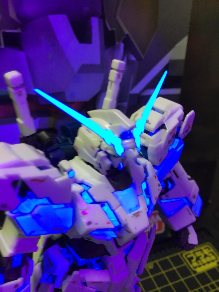 蛍光ブルーを塗ったところはブラックライトをあてるとひかります！