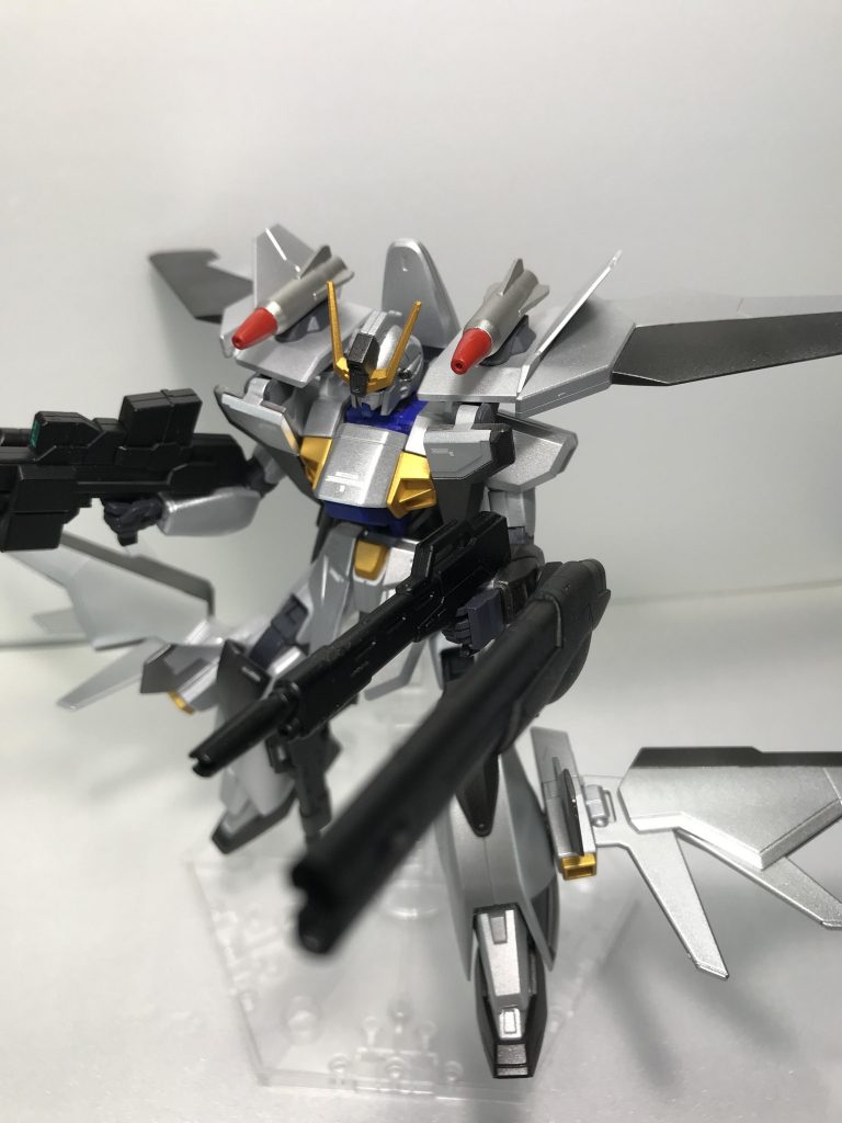 脚部には同じくビルドブースターのウイングを装着しています。