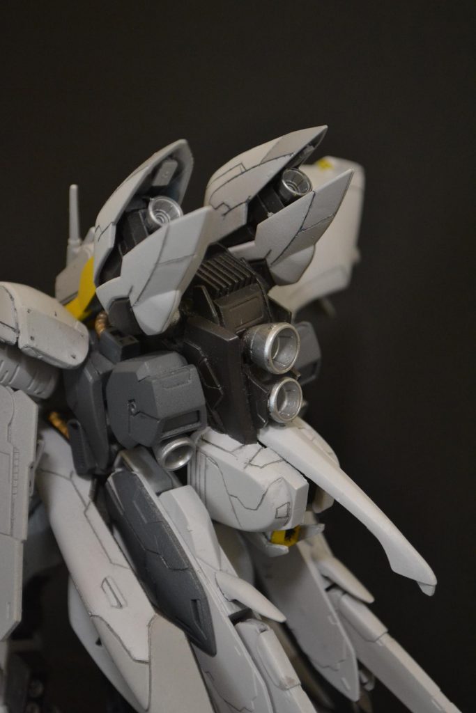 バックパック拡大
ZZの脚逆さまの縦2連バーニアが今回のお気に入りポイントです。
しっぽはキュベレイの後頭部です。