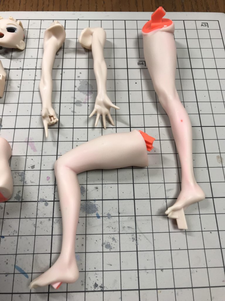 ゲートは肌色とオレンジの所があります。